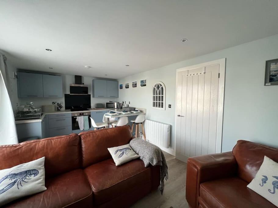 Orchard Lodge -Coastal Retreat, New Build, Village Views, Private Garden And Terrace Saint Brides Major Extérieur photo