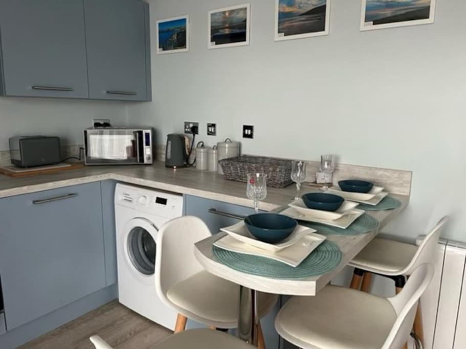 Orchard Lodge -Coastal Retreat, New Build, Village Views, Private Garden And Terrace Saint Brides Major Extérieur photo